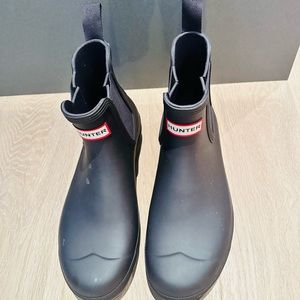 New, never worn, no box. Men’s Hunter Chelsea boot in black. Size EU 42/US 9